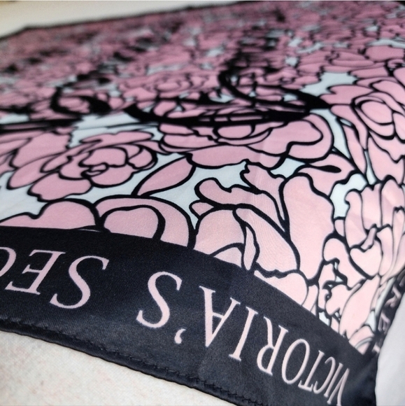 Victoria’s Secret ✦ Bombshell Floral Print Scarf ✦ Signature Logo Bandana NWT - Picture 3 of 16